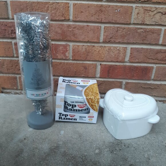 Christmas Bundle - Table Top Tree - Heart Shape Dish - Ramen Bowl with Spoon - Picture 12 of 12